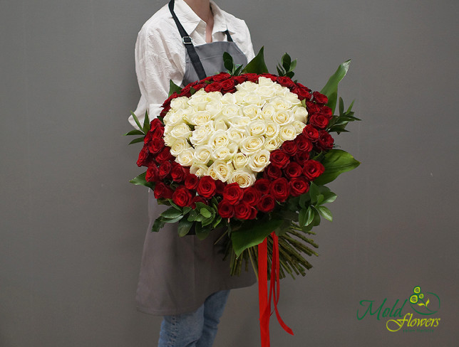101 Trandafiri olandezi albi-roșii cu inima (60-70 cm) (la comanda 5 zile) foto